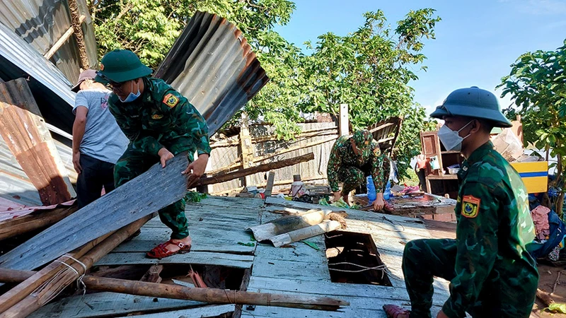 Bộ đội Biên phòng cùng các lực lượng giúp dân khắc phục hậu quả thiên tai.
