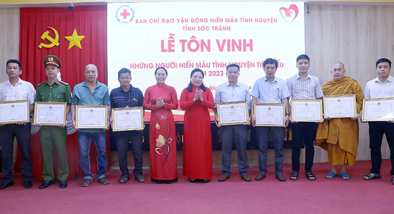 Lãnh đạo Tỉnh ủy, UBND tỉnh trao bằng khen cho các cá nhân tiểu biểu trong hiến máu tình nguyện.
