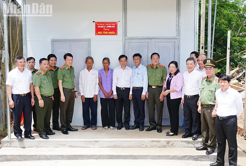 Lãnh đạo Bộ Công an và tỉnh Sóc Trăng trao căn nhà tình thương đầu tiên cho hộ nghèo dân tộc Khmer.