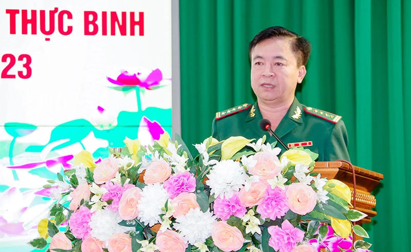 Đại tá Nguyễn Trìu Mến – Bí thư Đảng ủy, Chính ủy Bộ đội Biên phòng tỉnh Sóc Trăng phát động đợt thi đua.