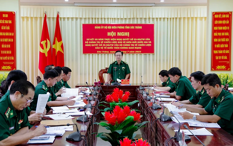 Đại tá Nguyễn Trìu Mến, Bí thư Đảng ủy, Chính ủy Bộ đội Biên phòng tỉnh phát biểu kết luận hội nghị. 
