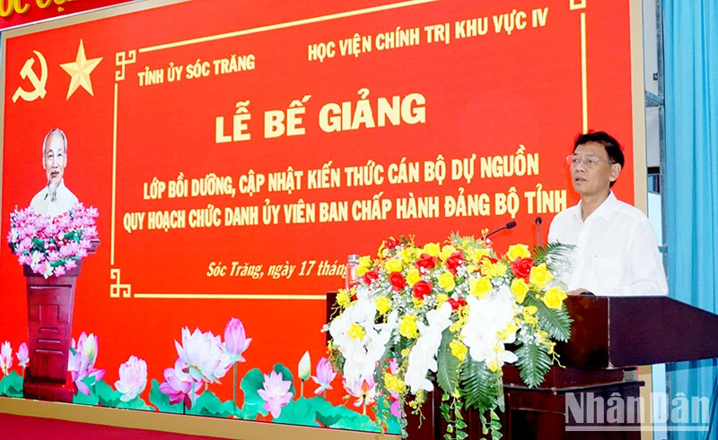 Bí thư Tỉnh ủy Sóc Trăng Lâm Văn Mẫn phát biểu tại lễ bế giảng.