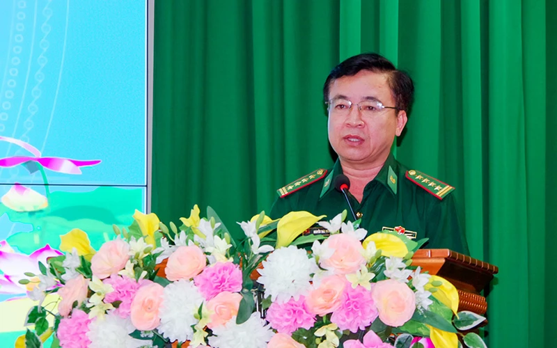 Đại tá Nguyễn Trìu Mến, Chính ủy Bộ đội Biên phòng tỉnh Sóc Trăng phát biểu tại buổi gặp mặt. 