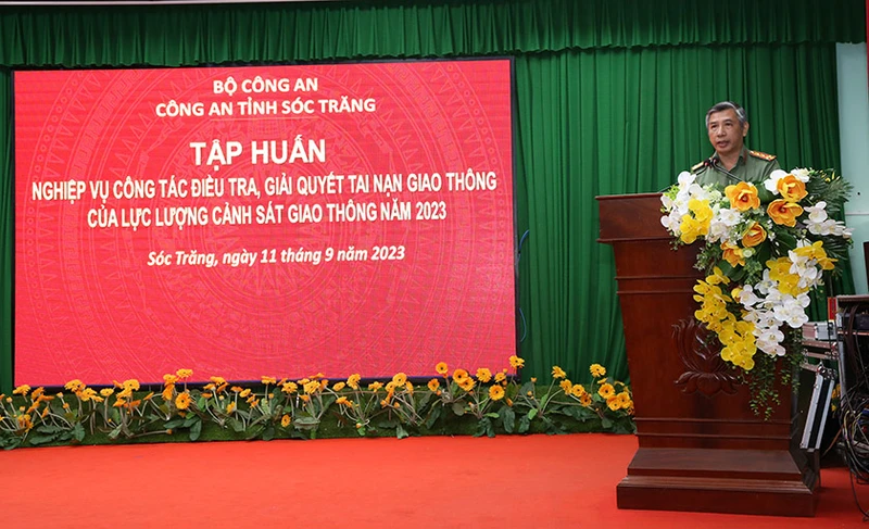 Đại tá Huỳnh Hoài Hận, Phó Giám đốc Công an tỉnh Sóc Trăng, phát biểu tại lễ khai giảng.