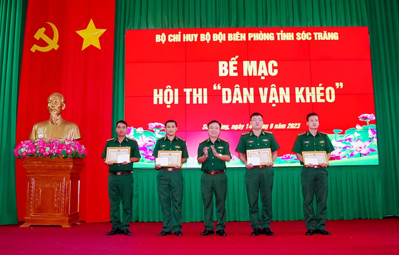 Đại tá Nguyễn Trìu Mến, Chính ủy Bộ đội Biên phòng tỉnh Sóc Trăng tặng giấy khen cho các đội đạt giải cao tại hội thi.