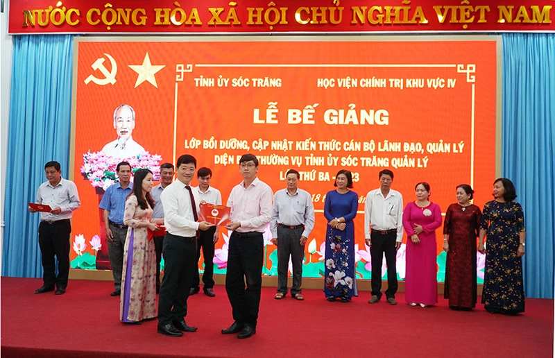 Ban tổ chức lớp trao giấy chứng nhận cho các học viên.