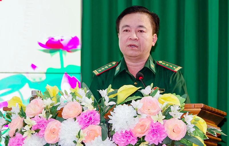 Đại tá Nguyễn Trìu Mến, Bí thư Đảng ủy, Chính ủy Bộ đội Biên phòng tỉnh Sóc Trăng phát biểu tại Hội nghị.