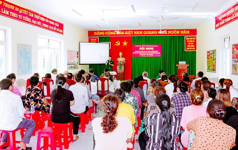 Quang cảnh buổi tuyên truyền tại xã An Thạnh 3, huyện Cù Lao Dung. (Ảnh: Văn Long)