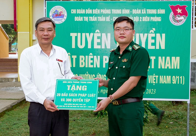 View - Phổ biến Luật Biên phòng Việt Nam cho học sinh ở biên giới biển 