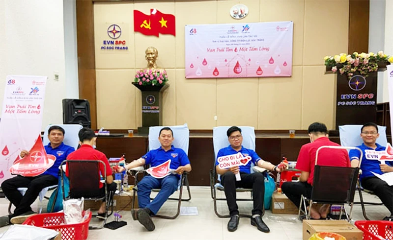 Đoàn viên thanh niên Sóc Trăng hăng hái tình nguyện hiến máu nhân đạo.