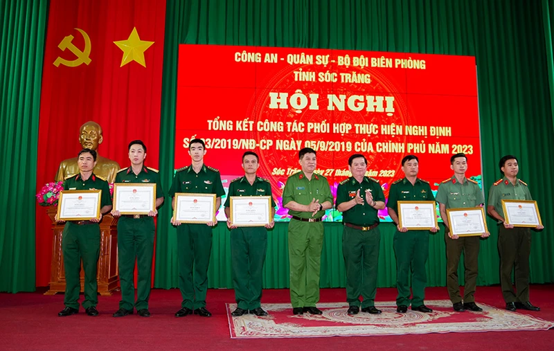 Lãnh đạo Bộ Chỉ huy Bộ đội biên phòng tỉnh và Công an tỉnh Sóc Trăng trao Bằng khen cho các cá nhân.