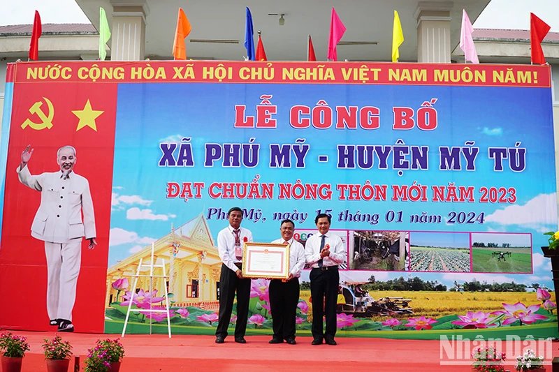 Chủ tịch Ủy ban nhân dân tỉnh Sóc Trăng Trần Văn Lâu trao quyết định công nhận Phú Phú đạt xã nông thôn mới.