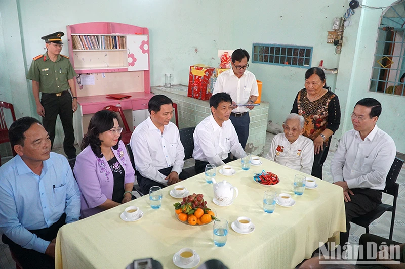 Chủ tịch nước Võ Văn Thưởng cùng lãnh đạo tỉnh Sóc Trăng đến thăm Mẹ Việt Nam anh hùng Lê Thị Thạnh ở huyện Mỹ Xuyên (Sóc Trăng).