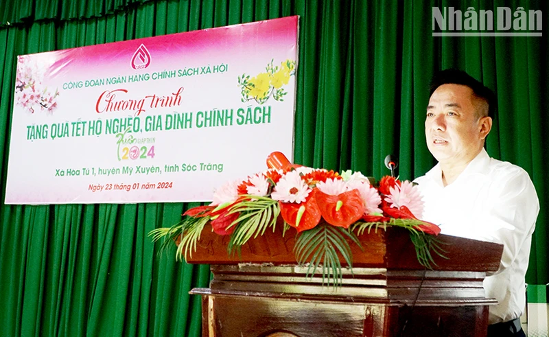 Phó Tổng Giám đốc Ngân hàng Chính sách xã hội Huỳnh Văn Thuận chúc Tết người dân Hòa Tú (Mỹ Xuyên).