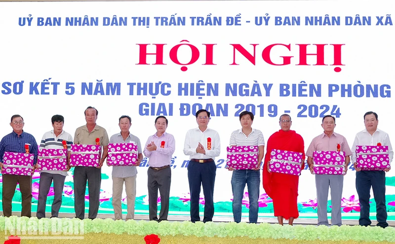 Tặng quà cho các cá nhân điển hình tiên tiến trong tham gia xây dựng khu vực biên giới vững mạnh