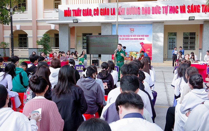 Cán bộ Bộ đội Biên phòng Sóc Trăng phổ biến Luật Biên phòng Việt Nam.