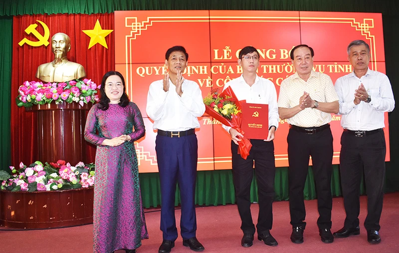 Bí thư Tỉnh ủy và lãnh đạo Thành ủy Sóc Trăng chúc mừng đồng chí Thái Đăng Khoa.