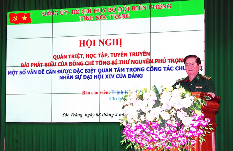 Đại tá Trịnh Kim Khâm, Chỉ huy trưởng Bộ đội Biên phòng tỉnh Sóc Trăng, quán triệt bài phát biểu của Tổng Bí thư Nguyễn Phú Trọng.