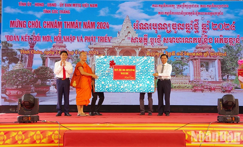 Lãnh đạo tỉnh Sóc Trăng tặng quà cho các sư sãi và đồng bào Khmer tại thị xã Vĩnh Châu.