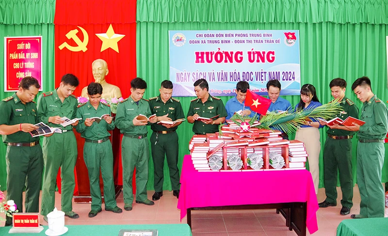Giới thiệu sách cho cán bộ, chiến sĩ Biên phòng và đoàn viên thanh niên xã Trung Bình, thị trấn Trần Đề, huyện Trần Đề.