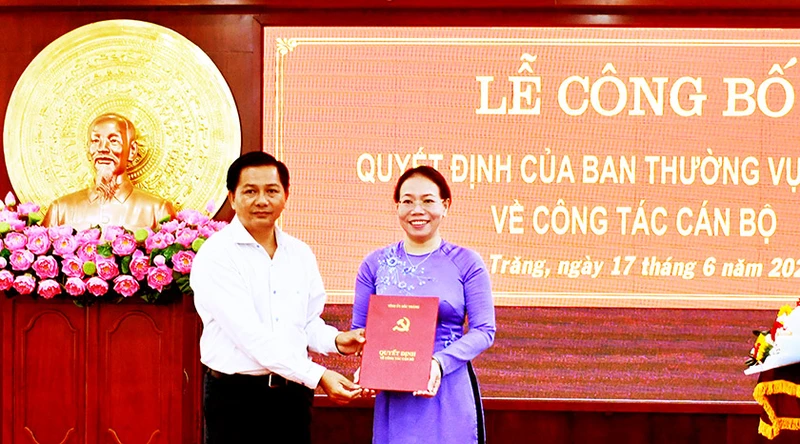 Đồng chí Trần Văn Lâu trao quyết định luân chuyển đồng chí Huỳnh Thị Diễm Ngọc giữ chức vụ Bí thư Thị ủy Ngã Năm.