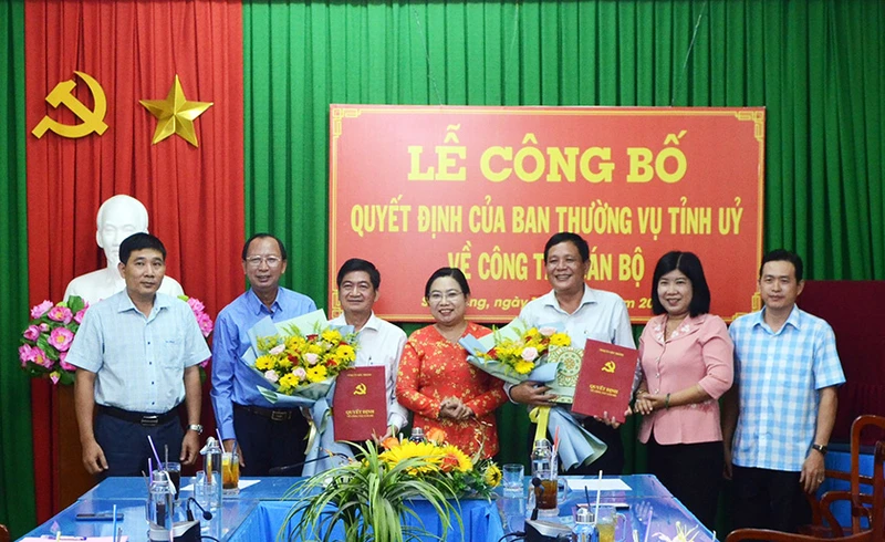 Phó Bí thư Thường trực Tỉnh ủy Sóc Trăng Hồ Thị Cẩm Đào trao quyết định cho các đồng chí Dương Sà Kha và Trần Văn Việt. 