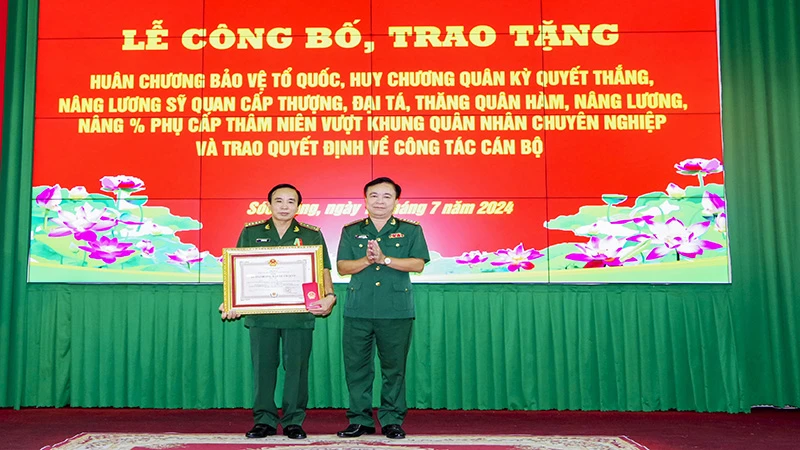 Đại tá Nguyễn Trìu Mến trao Huân chương Bảo vệ Tổ quốc hạng Nhì cho Đại tá Vũ Công Đạo.