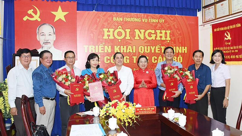 Phó Bí thư Thường trực Tỉnh ủy Sóc Trăng Hồ Thị Cẩm Đào trao quyết định điều động, bổ nhiệm cho các cán bộ.