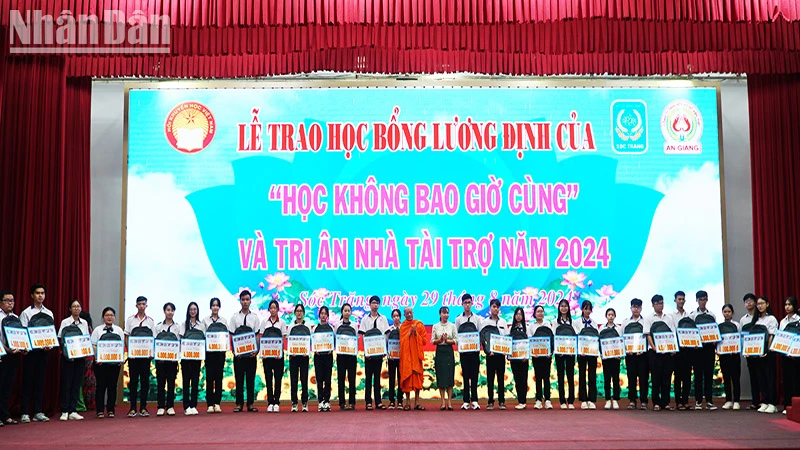 Quang cảnh lễ trao học bổng Lương Định Của năm 2024.