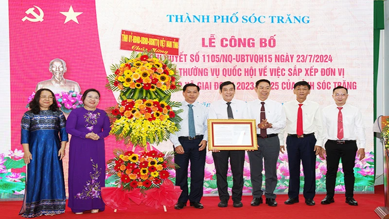 Lãnh đạo tỉnh Sóc Trăng trao Nghị quyết số 1105/NQ-UBTVQH15 của Quốc hội cho lãnh đạo Phường 1. 