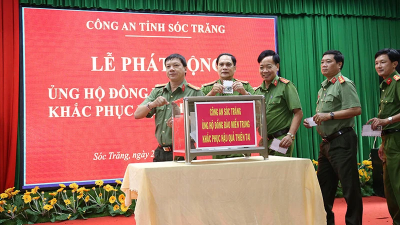 Lực lượng Công an Sóc Trăng quyên góp cứu trợ đồng bào miền trung bị thiên tai (ảnh tư liệu).