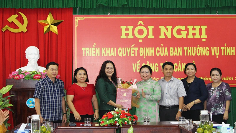 Phó Bí thư Thường trực Tỉnh ủy Sóc Trăng Hồ Thị Cẩm Đào (áo dài) trao quyết định cho đồng chí Phan Thị Xinh Hưởng