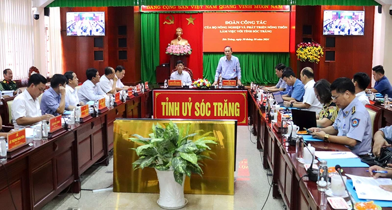 Thứ trưởng Phùng Đức Tiến phát biểu tại buổi làm việc.