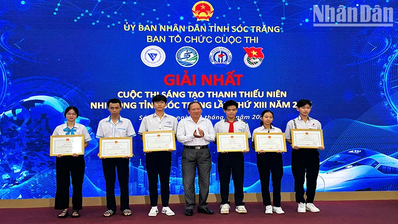 Ban tổ chức trao giải Nhất cuộc thi.