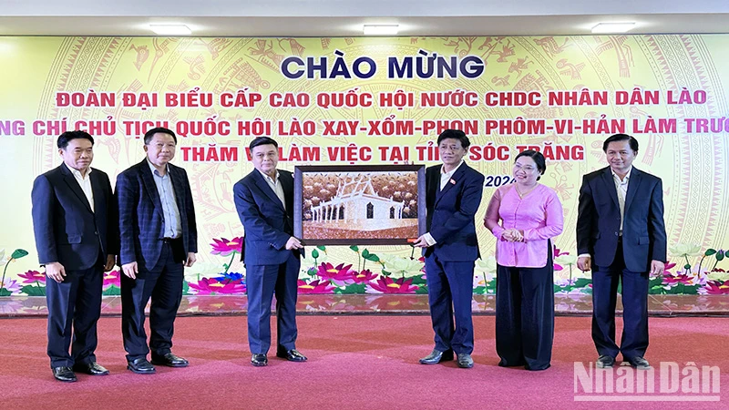 Lãnh đạo tỉnh Sóc Trăng tặng bức tranh làm bằng gạo cho Đoàn đại biểu cấp cao Quốc hội Lào.