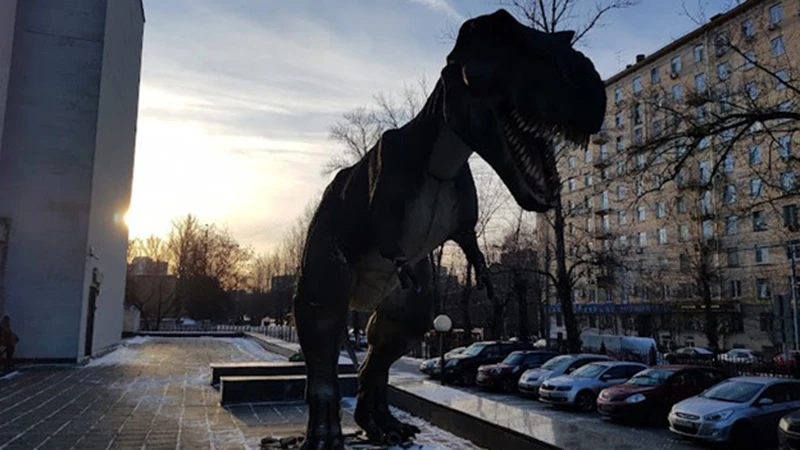 Mô hình khủng long bằng kích thước thật bên ngoài bảo tàng. (Ảnh: Thùy Vân)