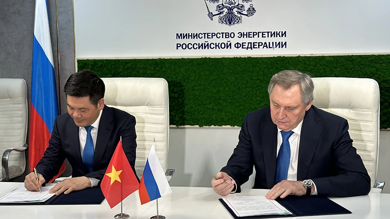 Bộ trưởng Công thương Nguyễn Hồng Diên và Bộ trưởng Năng lượng Liên bang Nga Nikolai Shulghinov ký kết Thỏa thuận hợp tác giữa hai chính phủ về thăm dò địa chất và khai thác dầu khí. (Ảnh: Thùy Vân)