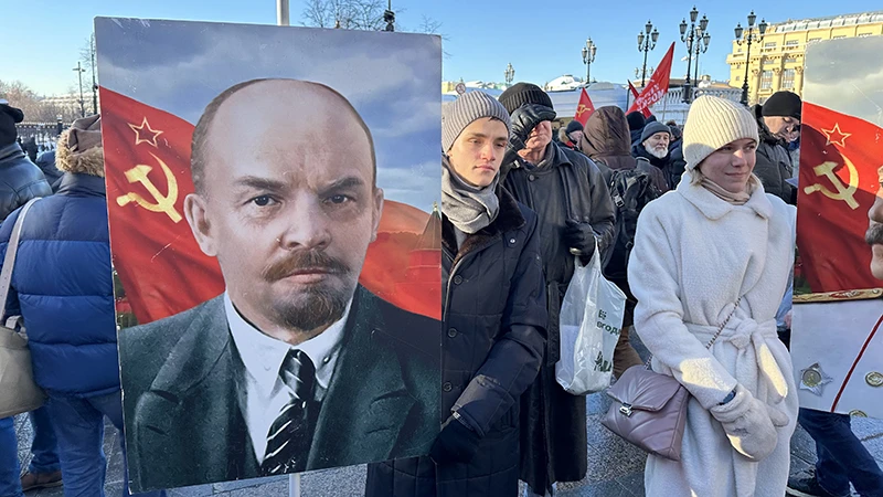 Nhiều thế hệ người dân Nga vẫn luôn bày tỏ lòng biết ơn thành kính đến vị lãnh tụ V.I.Lenin. (Ảnh: THÙY VÂN)