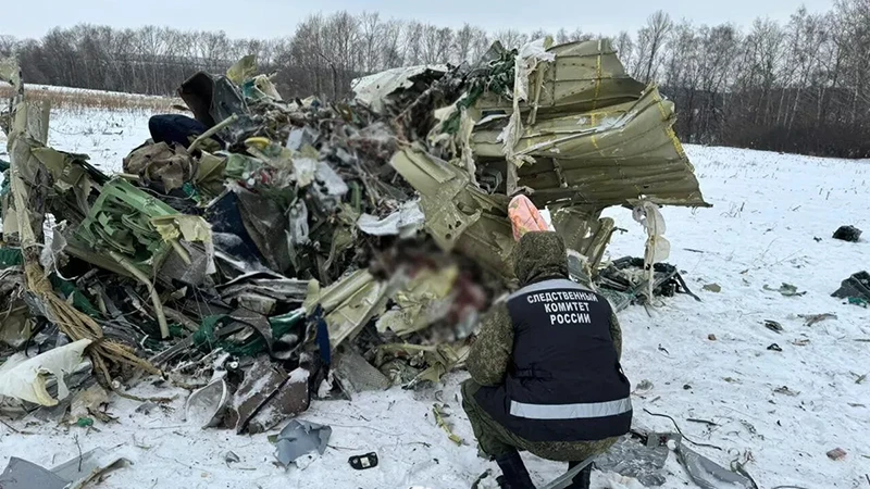 Các mảnh vỡ của máy bay Il-76 tại hiện trường. (Ảnh RIA Novosti)