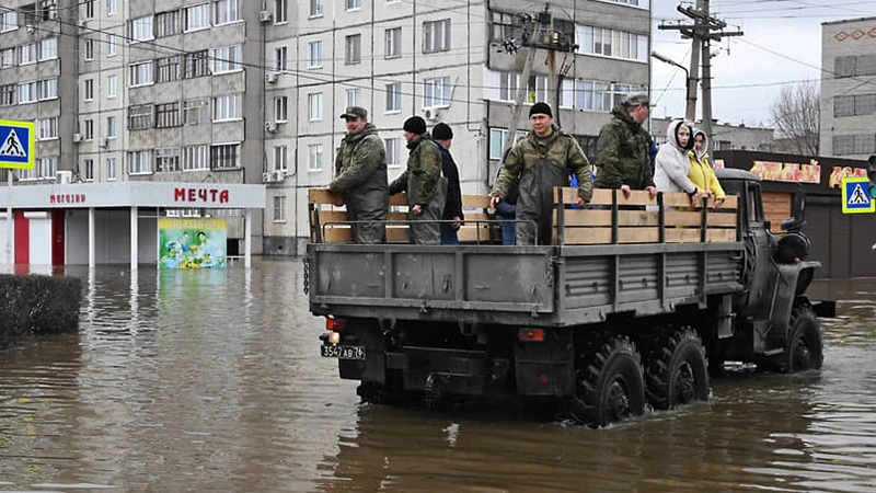 Chính quyền vùng Kurgan đang nỗ lực sơ tán người dân bị ngập lụt trong các khu đô thị. (Ảnh: Kommersant)