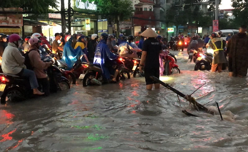 Ngập nặng sau mưa lớn tại khu vực cầu Đồng Khởi vào chiều 30/6.