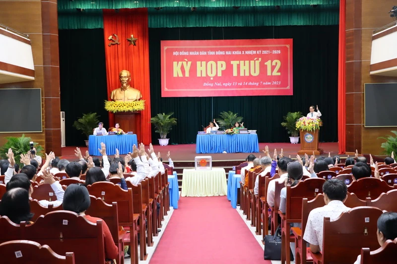 Các đại biểu Hội đồng nhân dân tỉnh Đồng Nai biểu quyết thông qua nghị quyết tại kỳ họp.