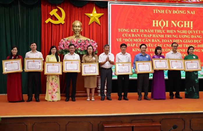 Đồng chí Hồ Thanh Sơn, Phó Bí thư Thường trực Tỉnh ủy Đồng Nai tặng Bằng khen cho các tập thể.