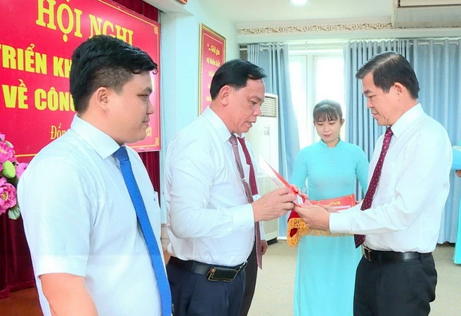 Bí thư Tỉnh ủy Đồng Nai Nguyễn Hồng Lĩnh trao quyết định cho đồng chí Võ Tấn Đức.