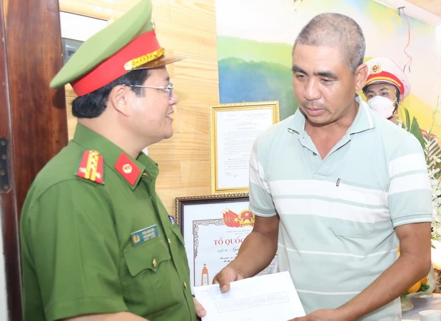 Đại tá Trần Anh Sơn, Phó Giám đốc Công an tỉnh Đồng Nai chia sẻ đau thương với gia đình liệt sĩ, Trung tá Nguyễn Khắc Thường.