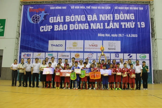 Lãnh đạo tỉnh Đồng Nai trao giải cho các đội đạt giải.