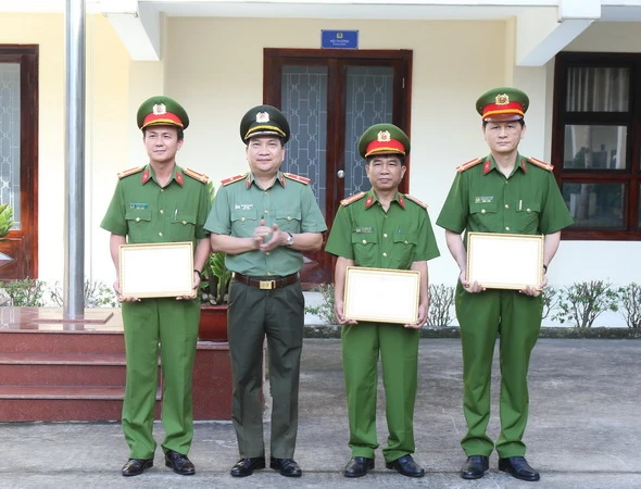 Thiếu tướng Nguyễn Sỹ Quang, Giám đốc Công an tỉnh Đồng Nai tặng Giấy khen cho ba đơn vị.