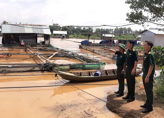 Lực lượng Quân đội kiểm tra công tác phòng, chống thiên tai ven sông Đồng Nai.
