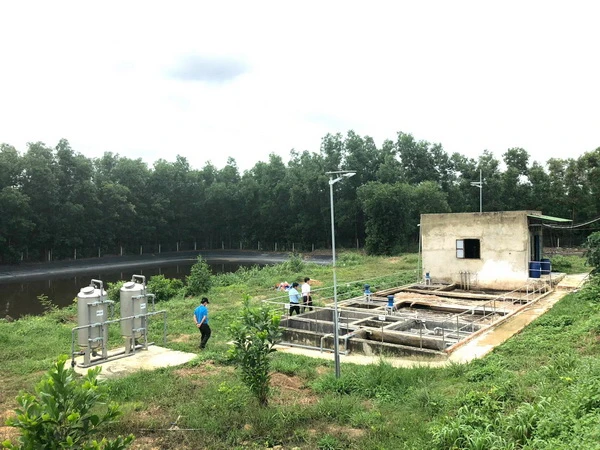 Kiểm tra hệ thống xử lý nước thải tại một trang trại chăn nuôi lợn ở tỉnh Đồng Nai.