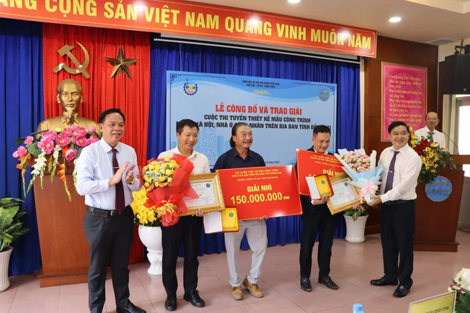 Quyền Chủ tịch Ủy ban nhân dân tỉnh Đồng Nai Võ Tấn Đức và Giám đốc Sở Xây dựng Hồ Văn Hà trao giải cho mẫu thiết kế nhà ở xã hội.